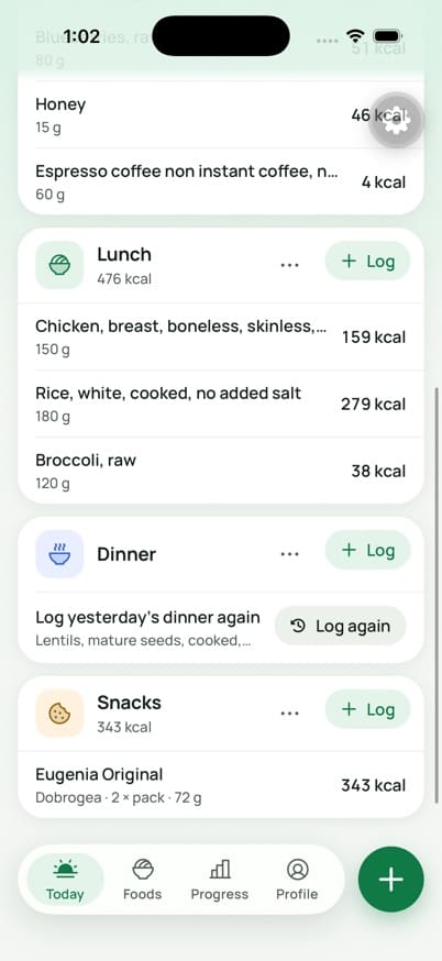 FoodBuddy Today screen scrolled to the evening: lunch 476 kcal with chicken breast, rice and broccoli, dinner with Log yesterday’s dinner again, snacks 343 kcal